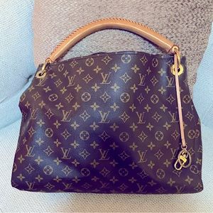 LV Artsy MM 
Very Large and beautiful lightly used bag w/ LV luggage strap.